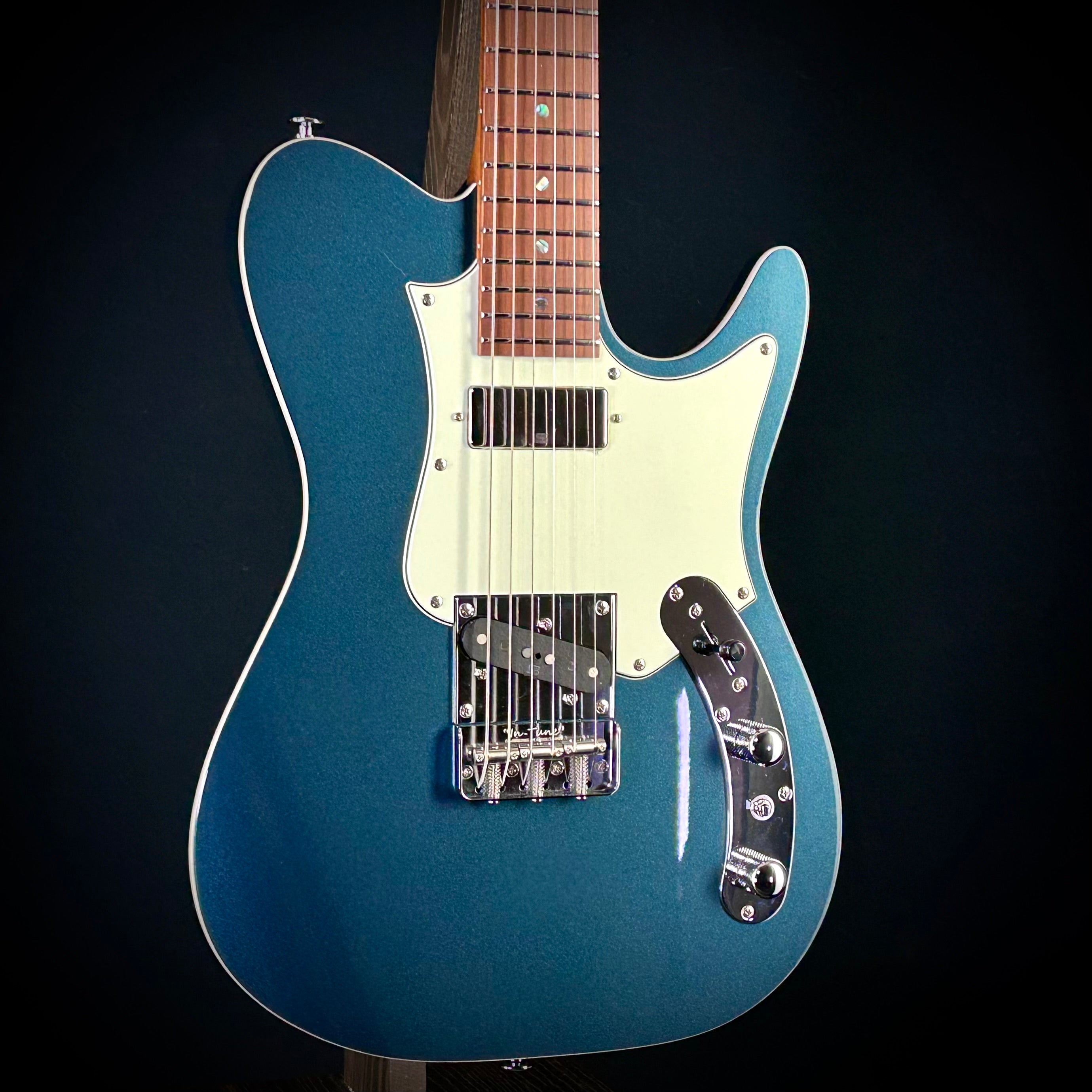 イジュノ　ペンラ　STUNNING US Ibanez Prestige AZS2209 – Music Villa MT