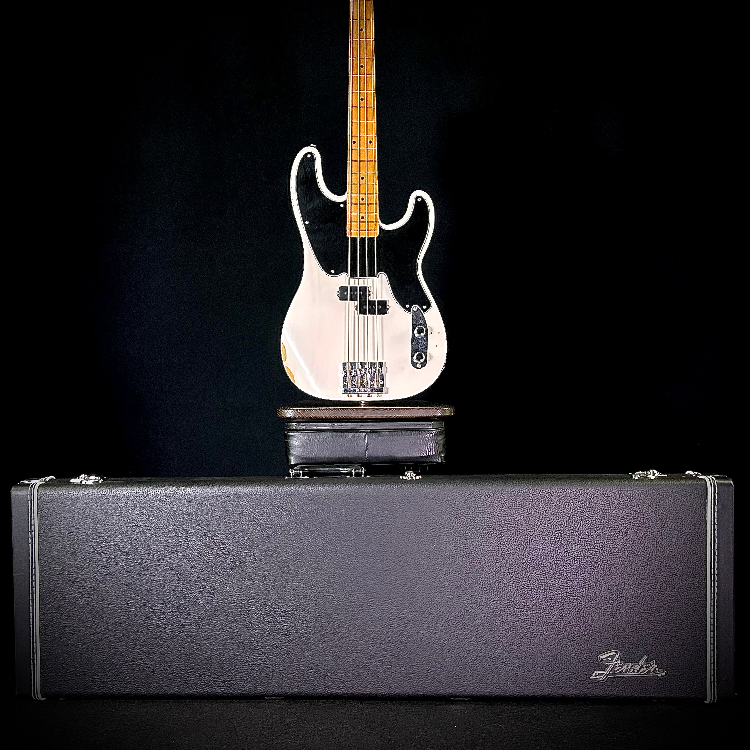 Mike Dirnt Road Worn® Precision Bass® Fender Mike Dirnt Road Worn Artist Series Signature