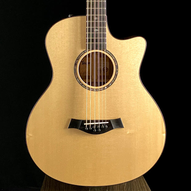 Taylor 8 online string baritone guitar