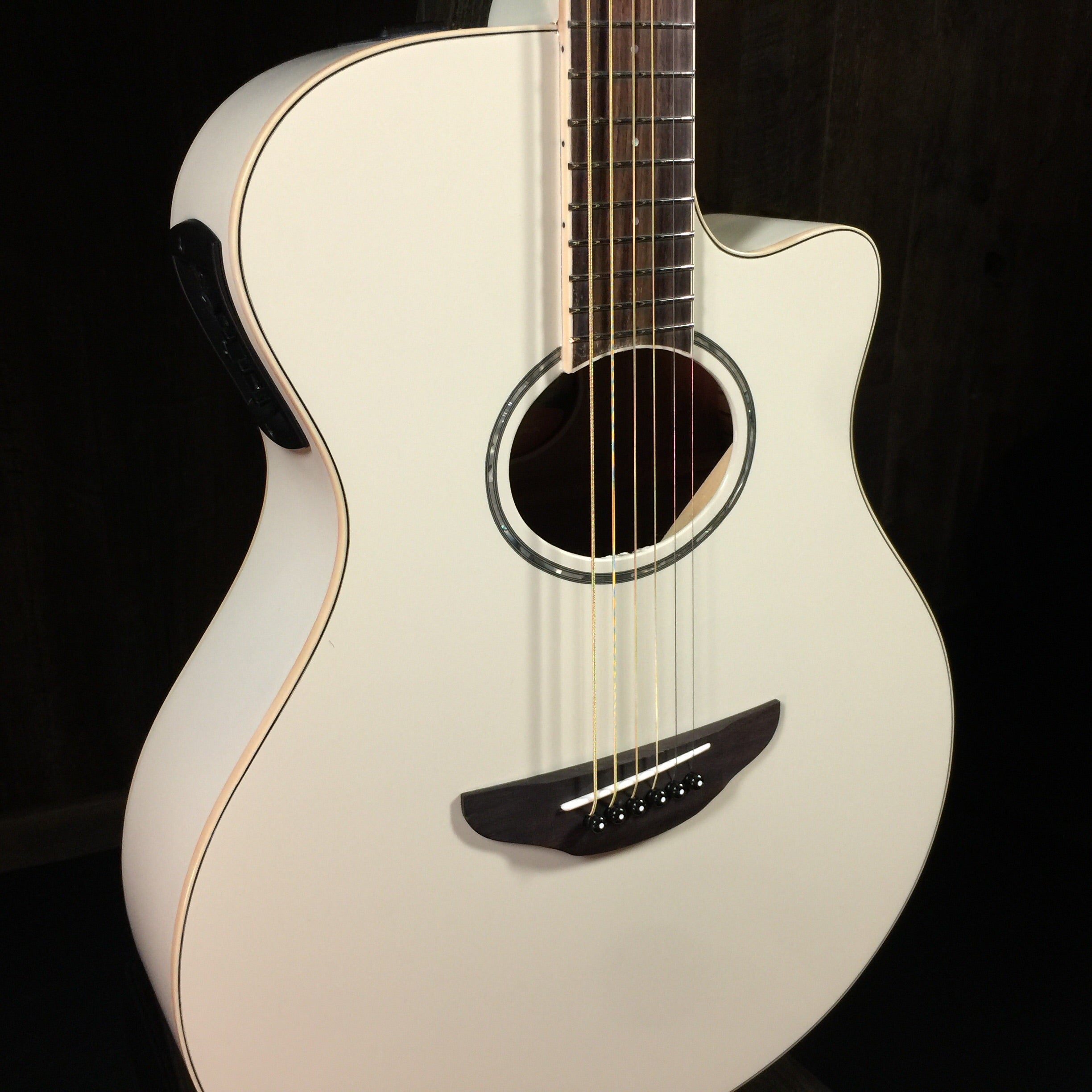 Yamaha APX600 Vintage White – Music Villa MT